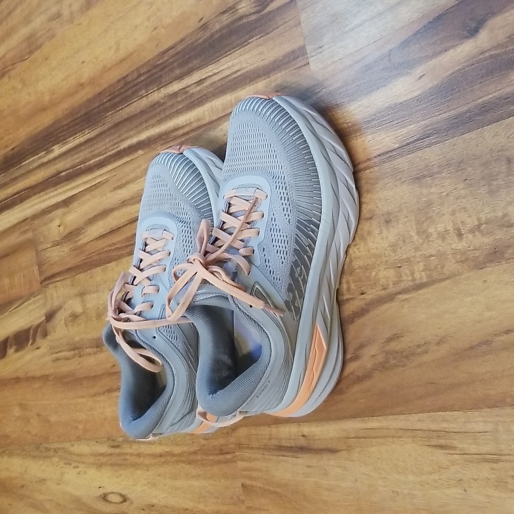 7.5 wide Hoka One one